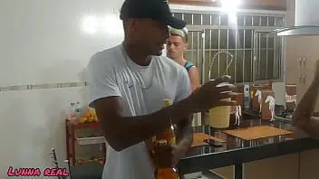 Ninfeta dando cuzão gostoso para dois sacanas