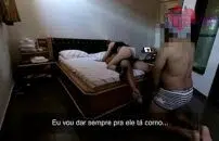 Dotado arregaçando a loira safada no sexo anal amador